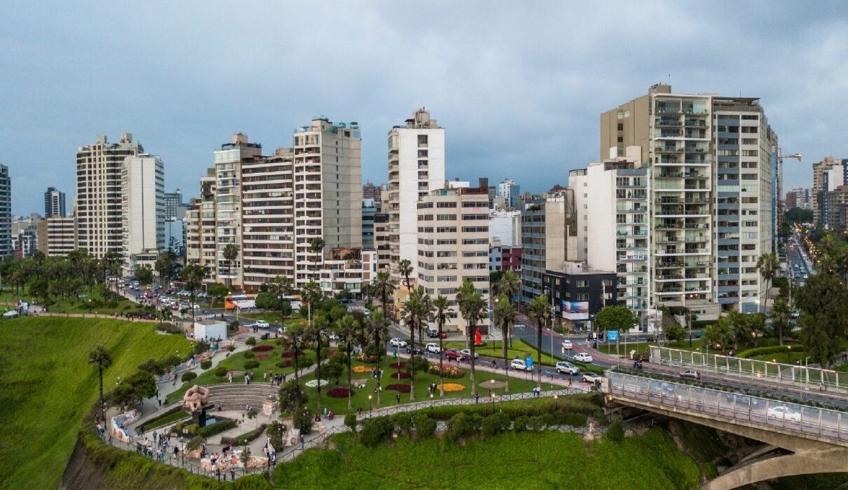 Fotografía tomada con drone en el distrito de Miraflores.